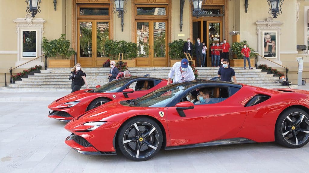 Ferrari SF90 Stradale: dietro le quinte del film girato a Monaco con Charles Leclerc