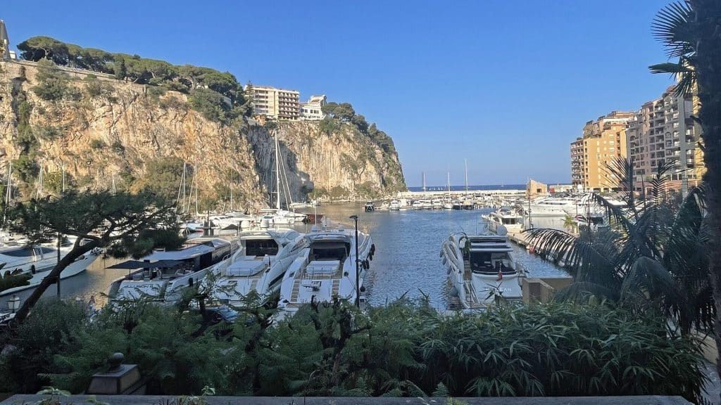 БОЛЬШАЯ ДВУХКОМНАТНАЯ КВАРТИРА С ВИДОМ НА ПОРТ ФОНТАИЛЬ