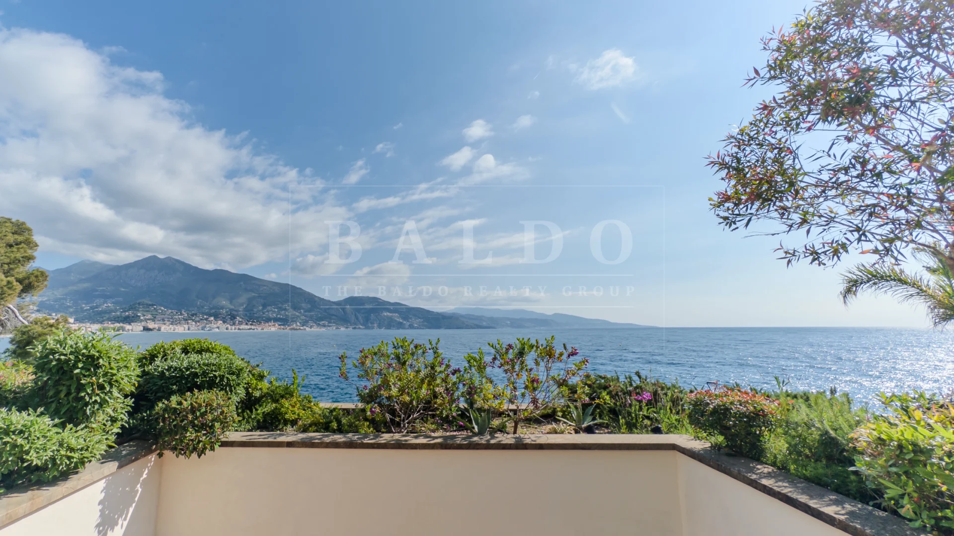 Une Toile Blanche en Bord de Mer sur la Côte d&rsquo;Azur