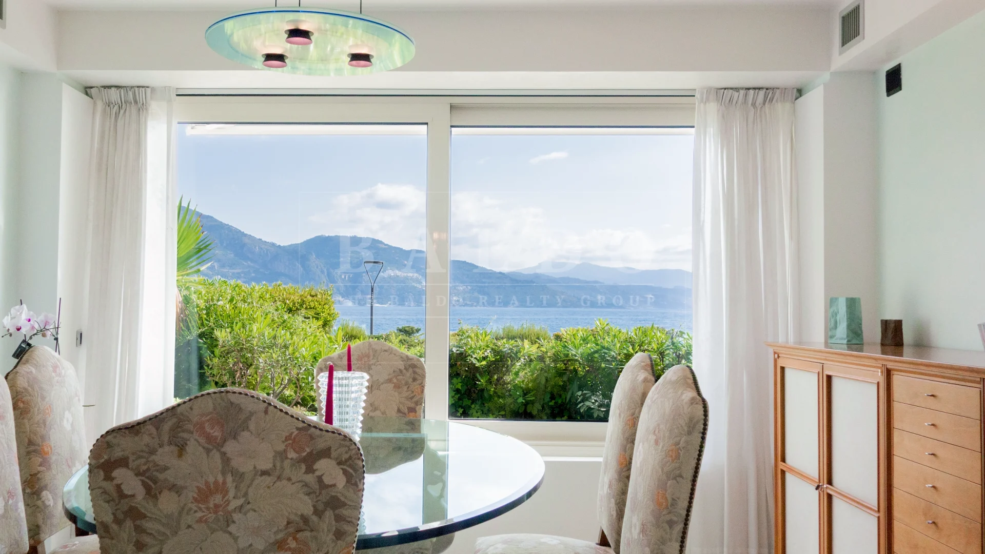 Une Toile Blanche en Bord de Mer sur la Côte d&rsquo;Azur