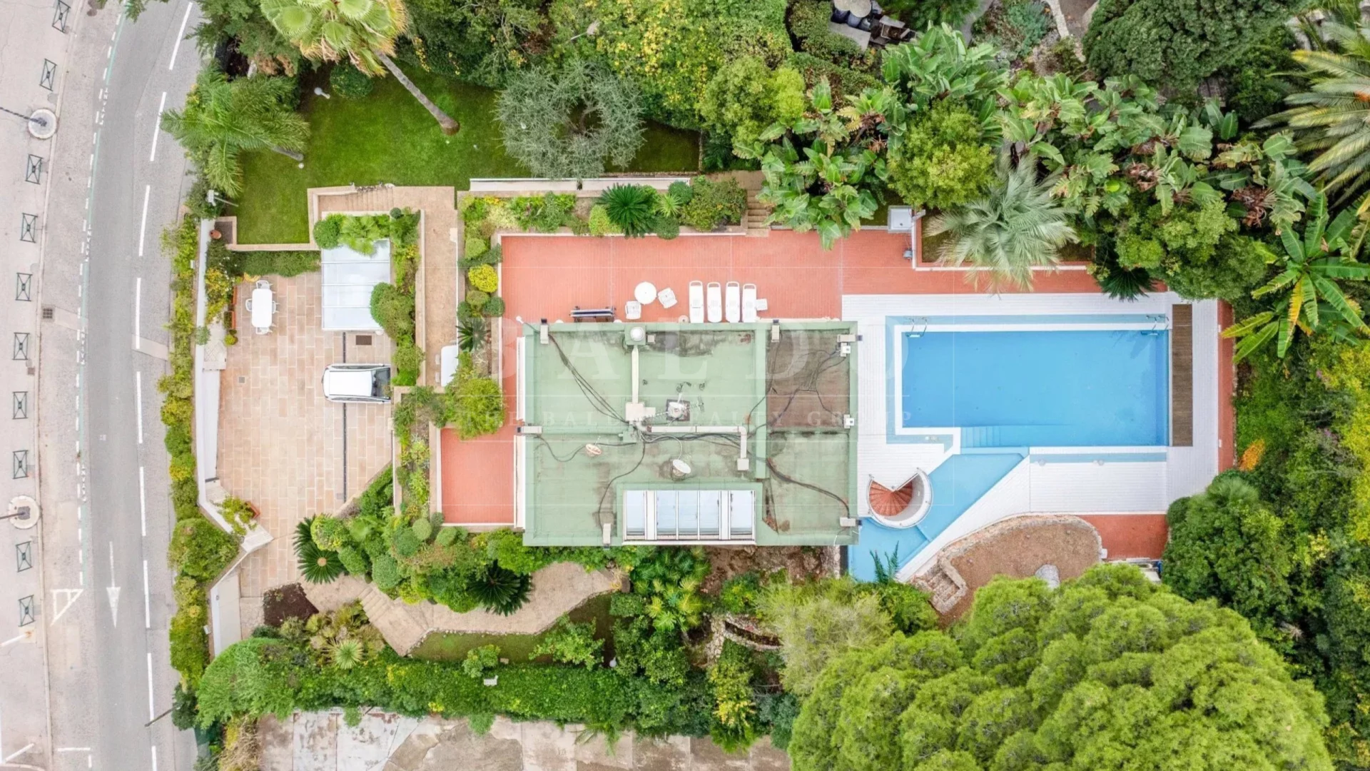 Une Toile Blanche en Bord de Mer sur la Côte d&rsquo;Azur