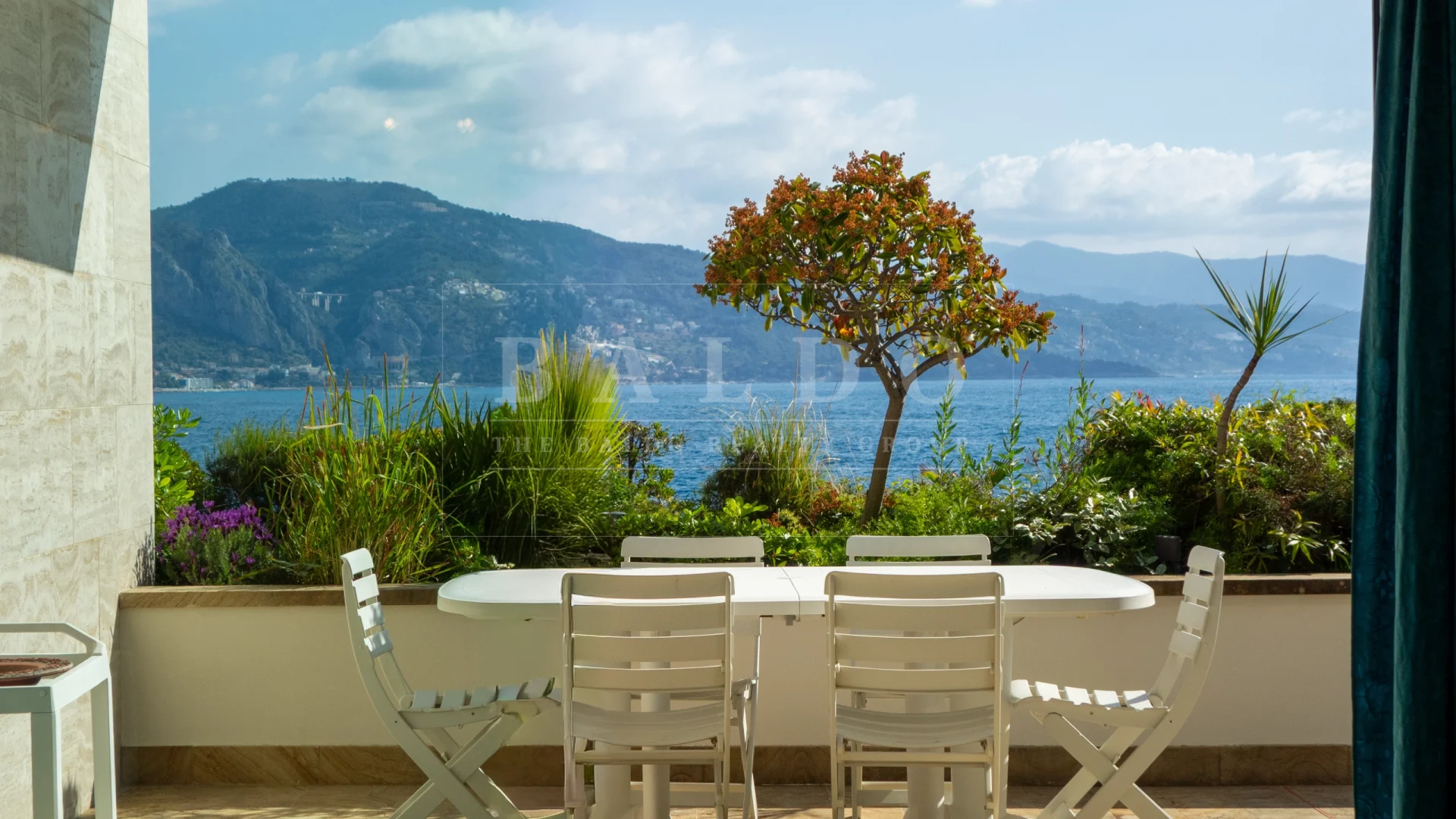 Une Toile Blanche en Bord de Mer sur la Côte d&rsquo;Azur