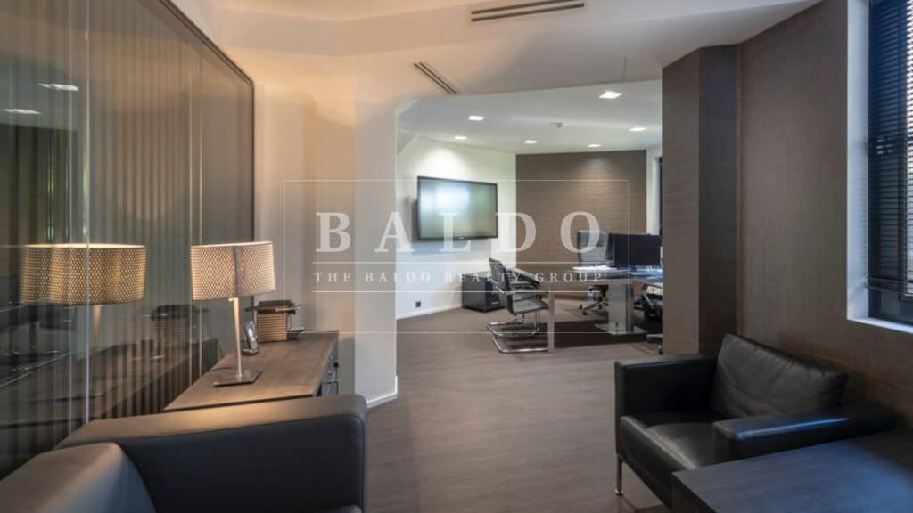 МАССИВНЫЕ КОММЕРЧЕСКИЕ ПЛОЩАДИ С 35 ОФИСАМИ