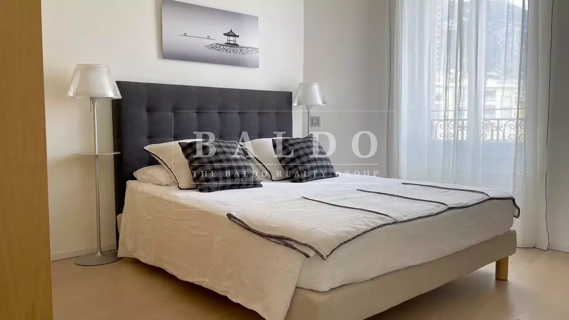 Large Bourgeois Apartment in La Rousse