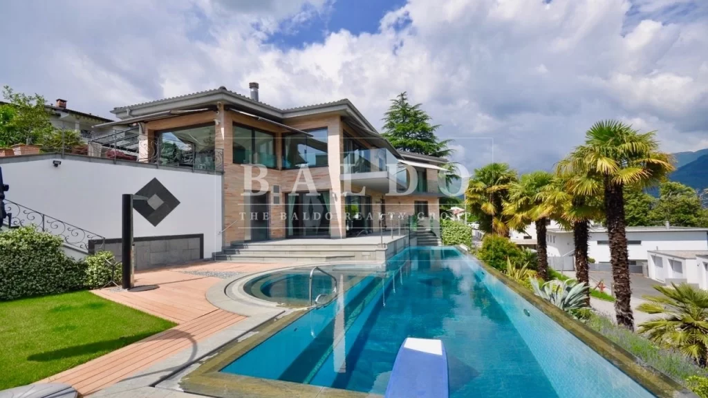 GORGEOUS VILLA IN COMANO