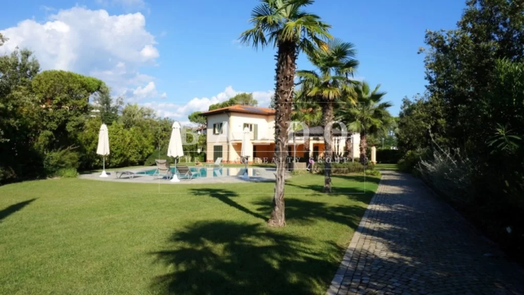 BEAUTIFUL VILLA IN FORTE DEI MARMI