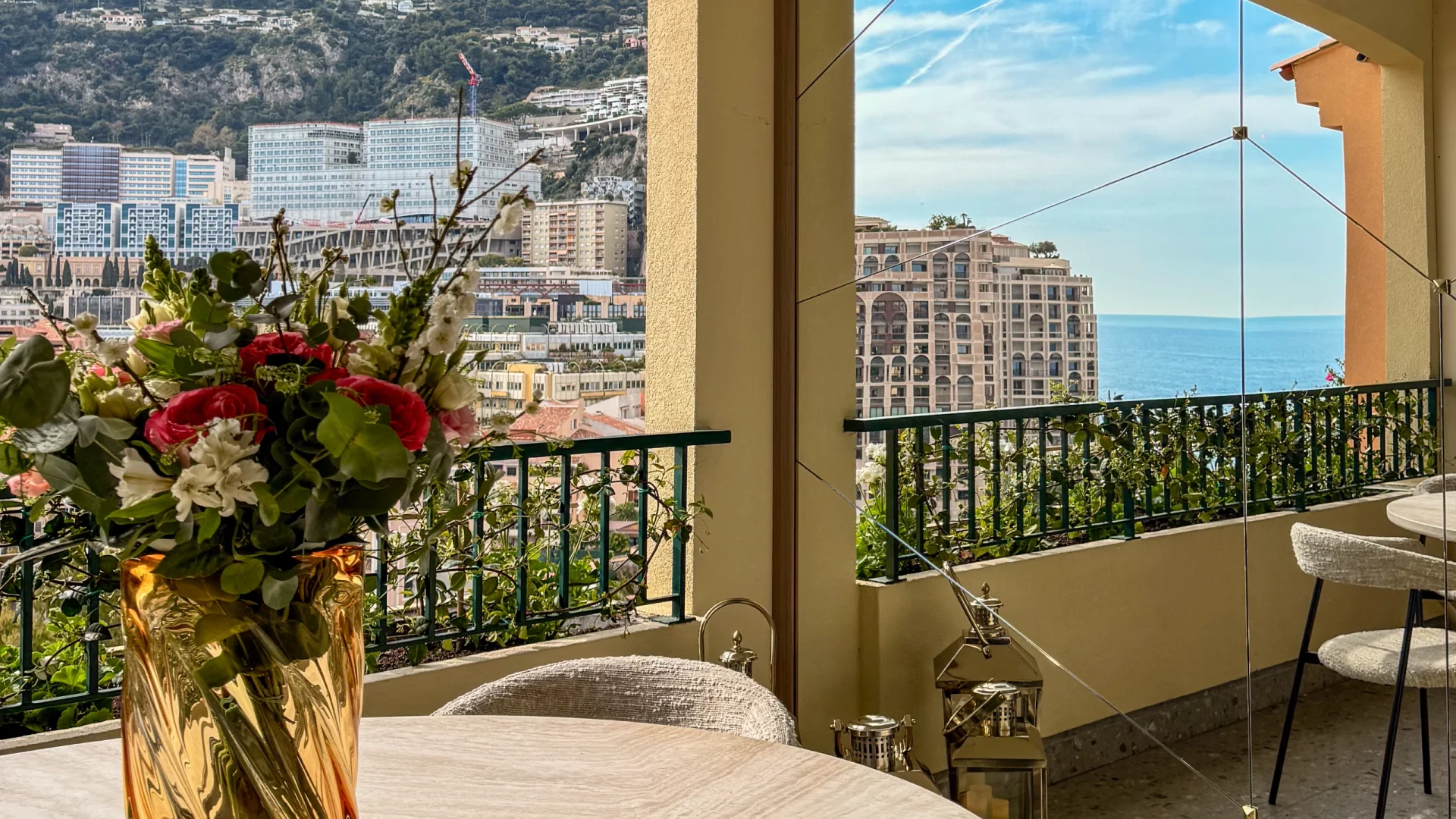 EXCLUSIF: CHARMANT APPARTEMENT AU DERNIER ÉTAGE DE FONTVIEILLE
