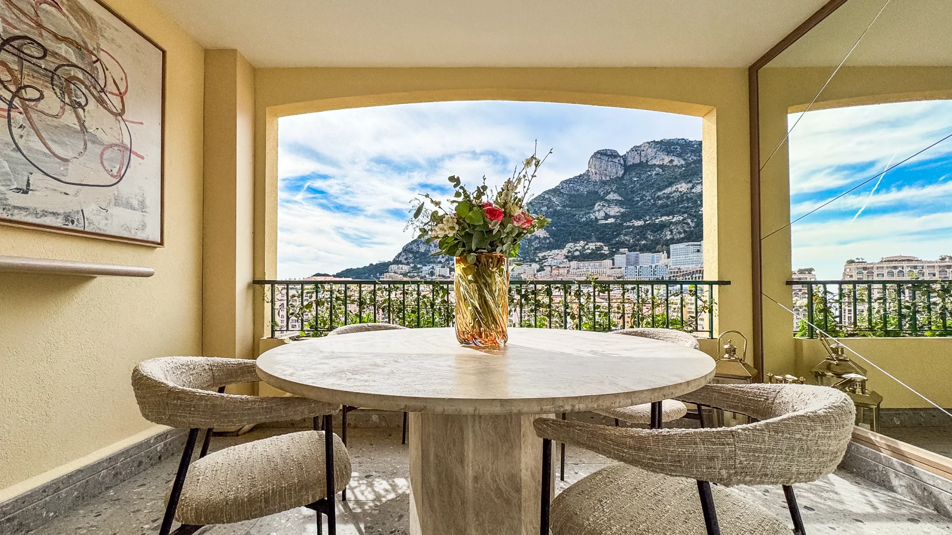 EXCLUSIF: CHARMANT APPARTEMENT AU DERNIER ÉTAGE DE FONTVIEILLE