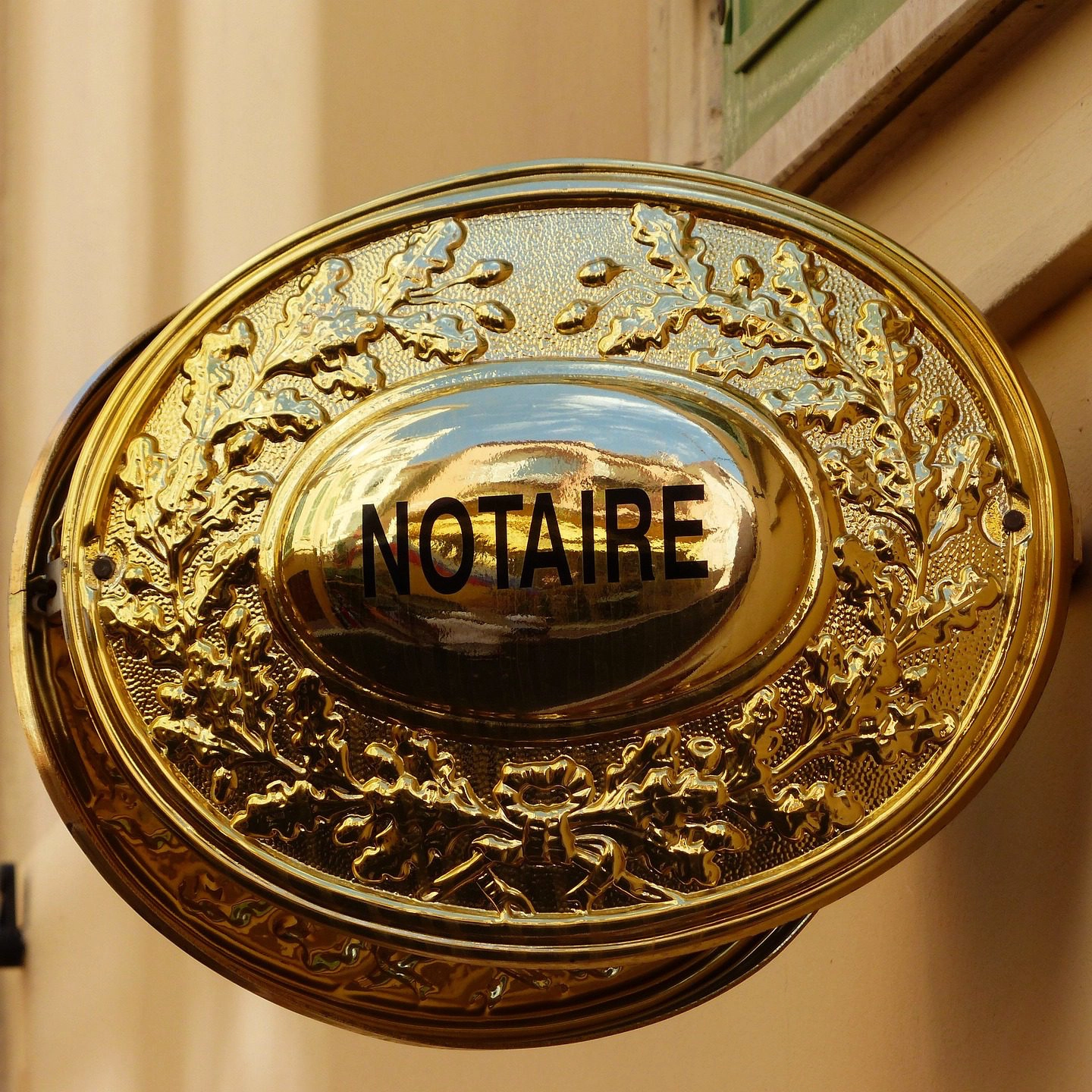 A golden notary notaire sign in Monaco.