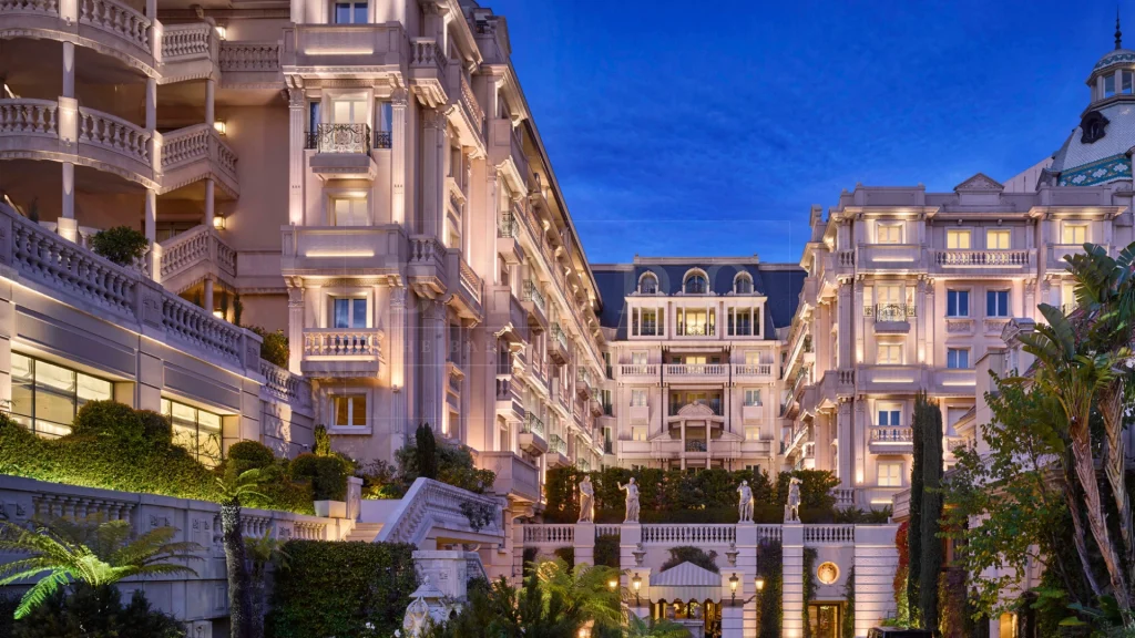 ULTRA LUXURIOUS FAMILY HOME OVERLOOKING CASINO SQUARE IN THE MÉTROPOLE RESIDENCE