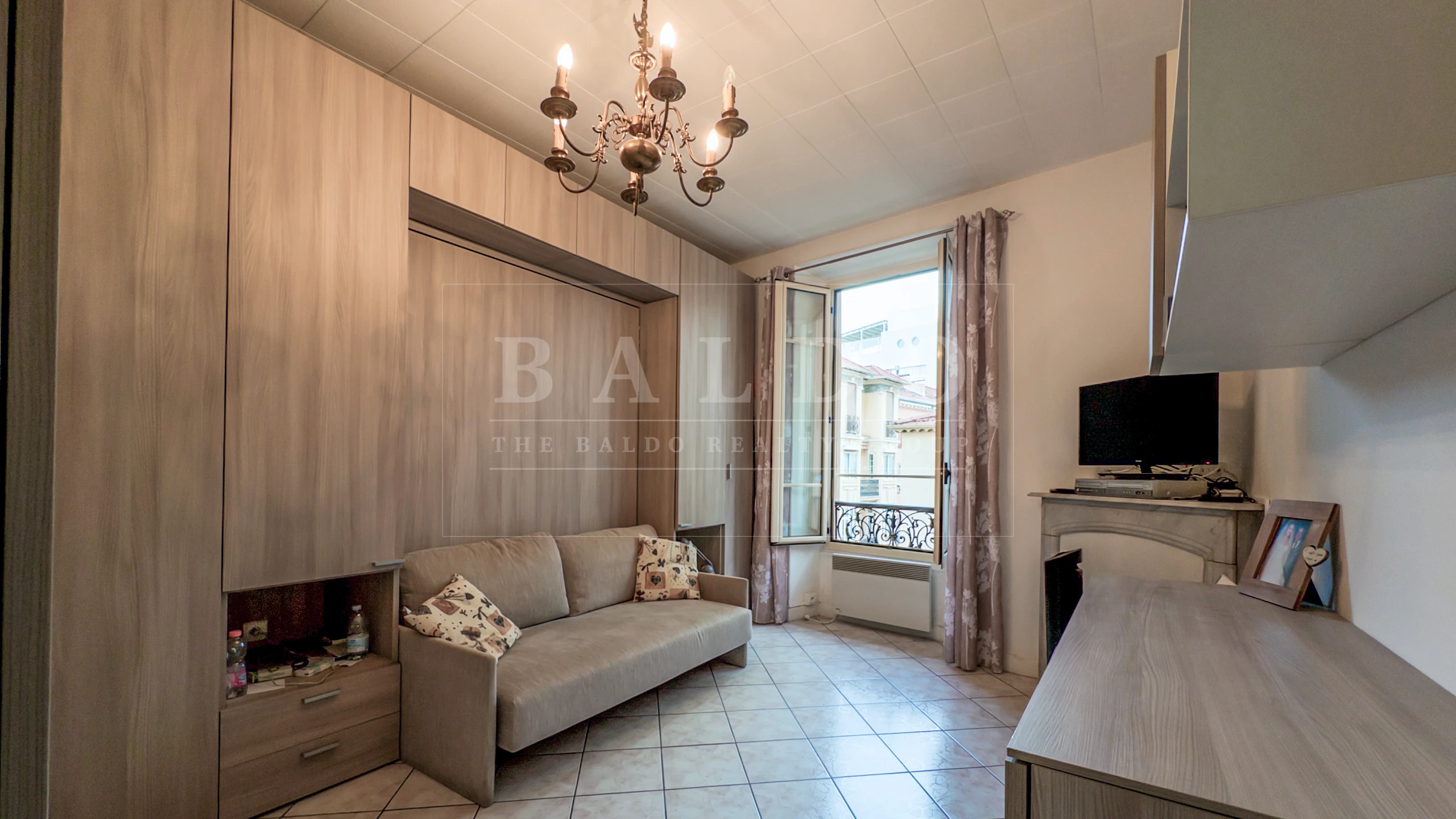 ПРАКТИЧНАЯ МНОГОФУНКЦИОНАЛЬНАЯ СТУДИЯ В ТИХОМ РАЙОНЕ - Photo 1