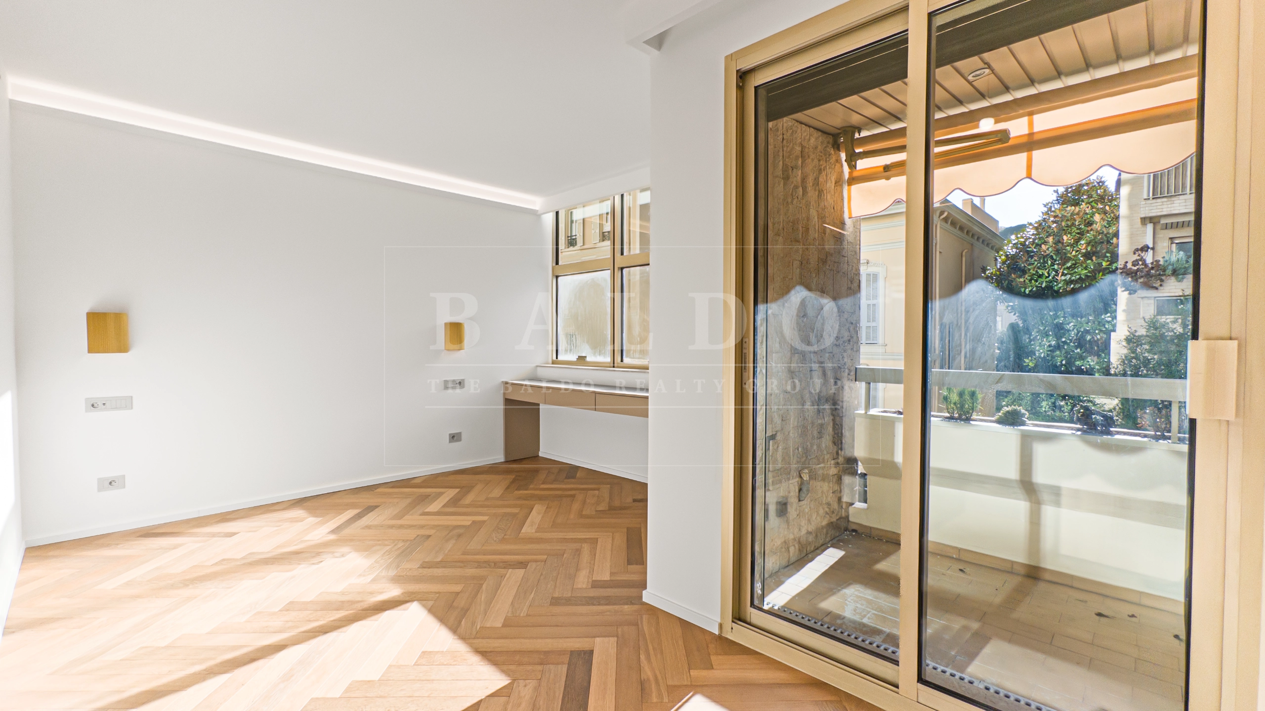 ОТРЕМОНТИРОВАННАЯ КВАРТИРА С 2 СПАЛЬНЯМИ, ЛОДЖИЕЙ И ПАРКОВКОЙ В ЛА КОНДОМИН - Photo 1