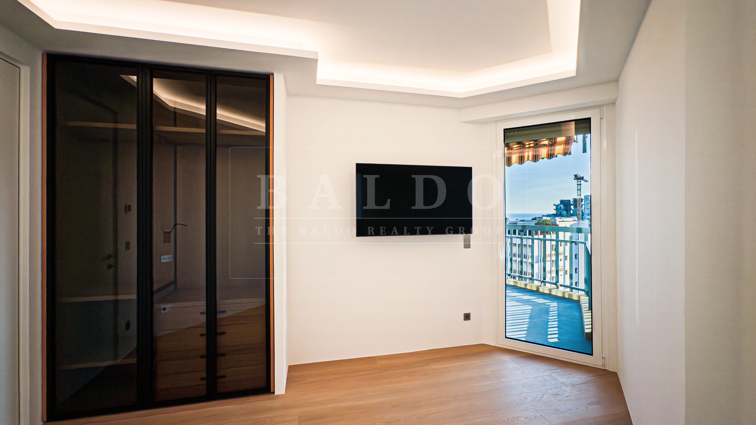 СВЕТЛАЯ ОТРЕМОНТИРОВАННАЯ 2-КОМНАТНАЯ КВАРТИРА С ТЕРРАСОЙ И ПАНОРАМНЫМИ ВИДАМИa - Photo 1