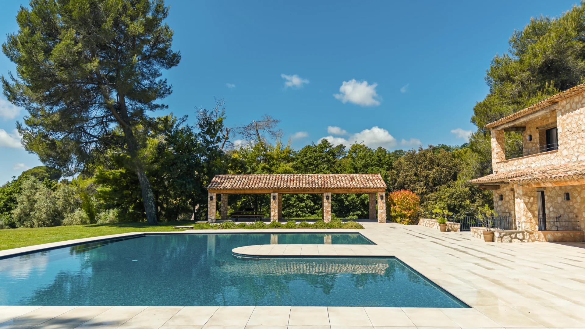 Contemporary Provençal Villa With Panoramic Sea Views