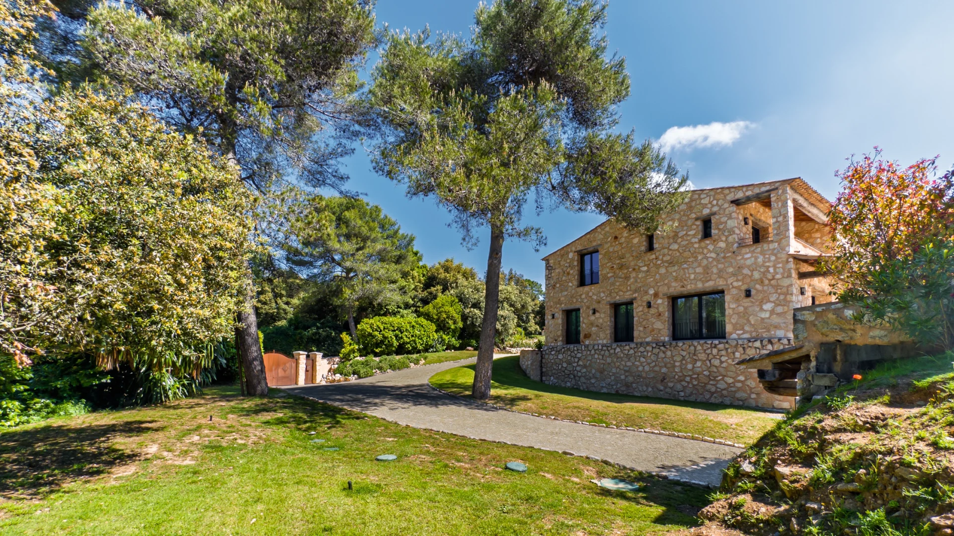 Contemporary Provençal Villa With Panoramic Sea Views