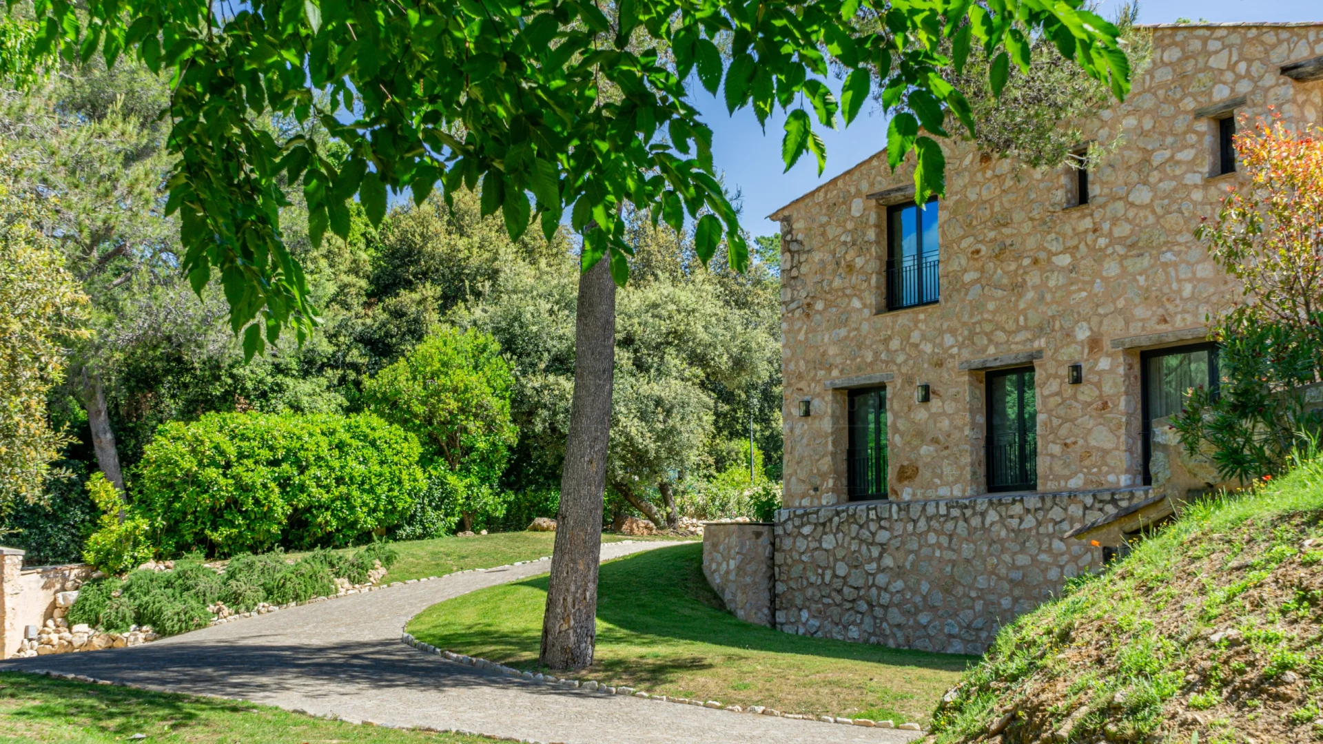 Contemporary Provençal Villa With Panoramic Sea Views
