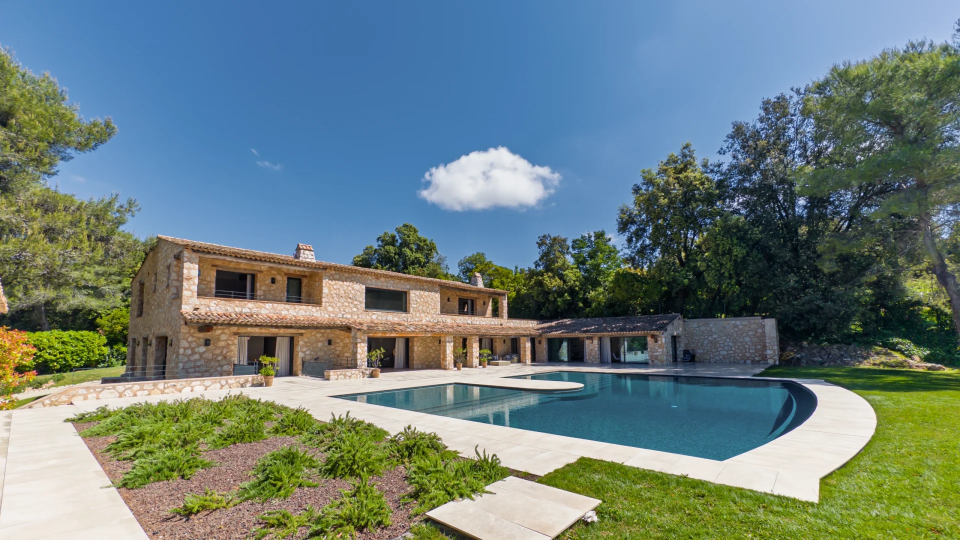 Contemporary Provençal Villa With Panoramic Sea Views
