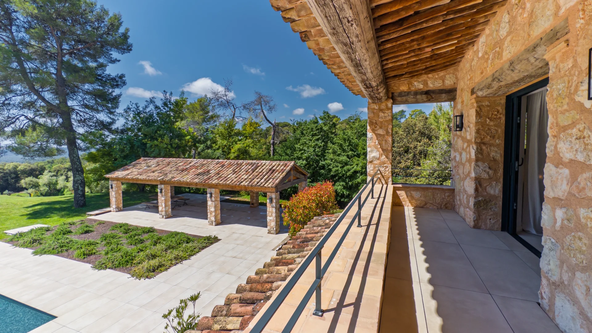 Contemporary Provençal Villa With Panoramic Sea Views