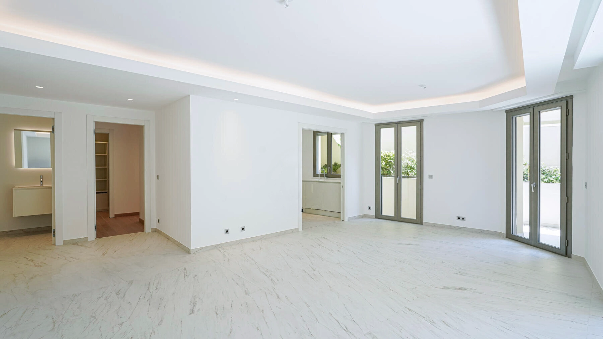 A Quiet Address with a Grand Terrace in the Heart of La Rousse