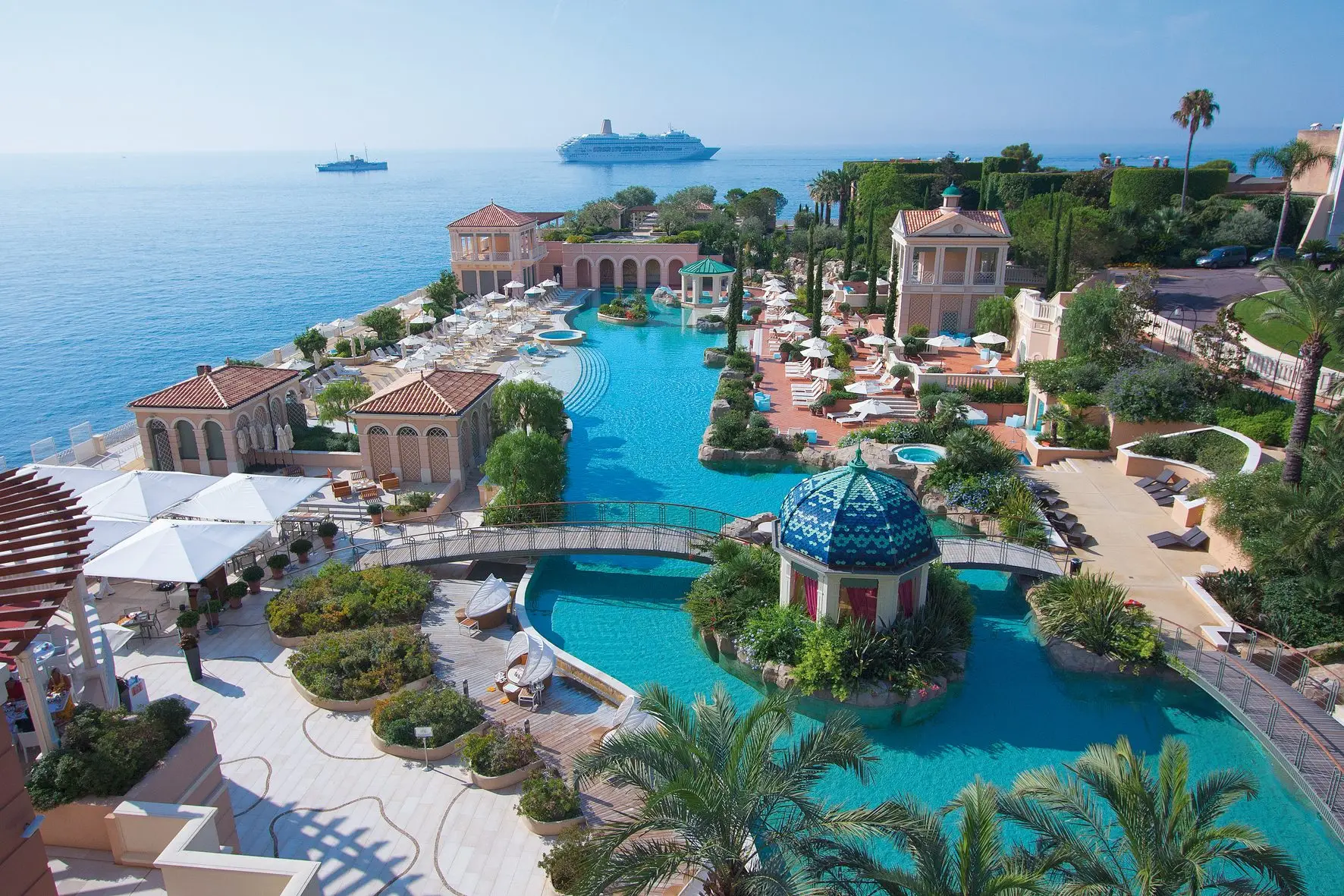 Лагуна отеля Monte-Carlo Bay Hotel & Resort в районе Ларвотто, Монако