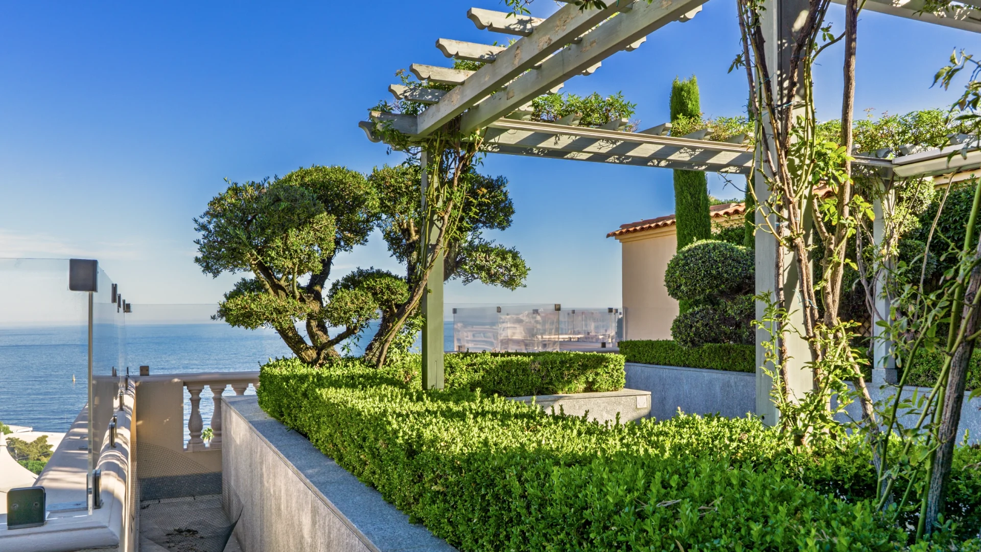 Les Terrasses du Port: una villa sospesa tra cielo e mare