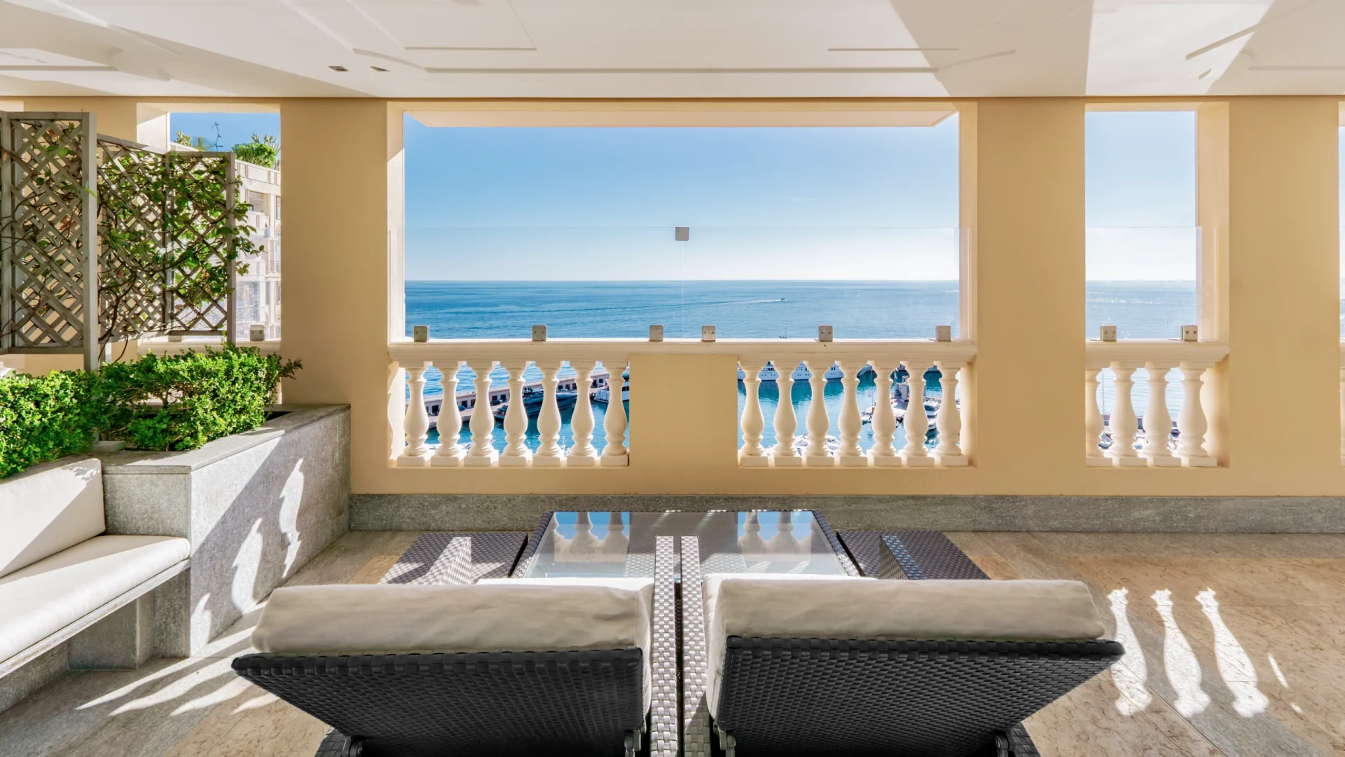 Les Terrasses du Port: una villa sospesa tra cielo e mare