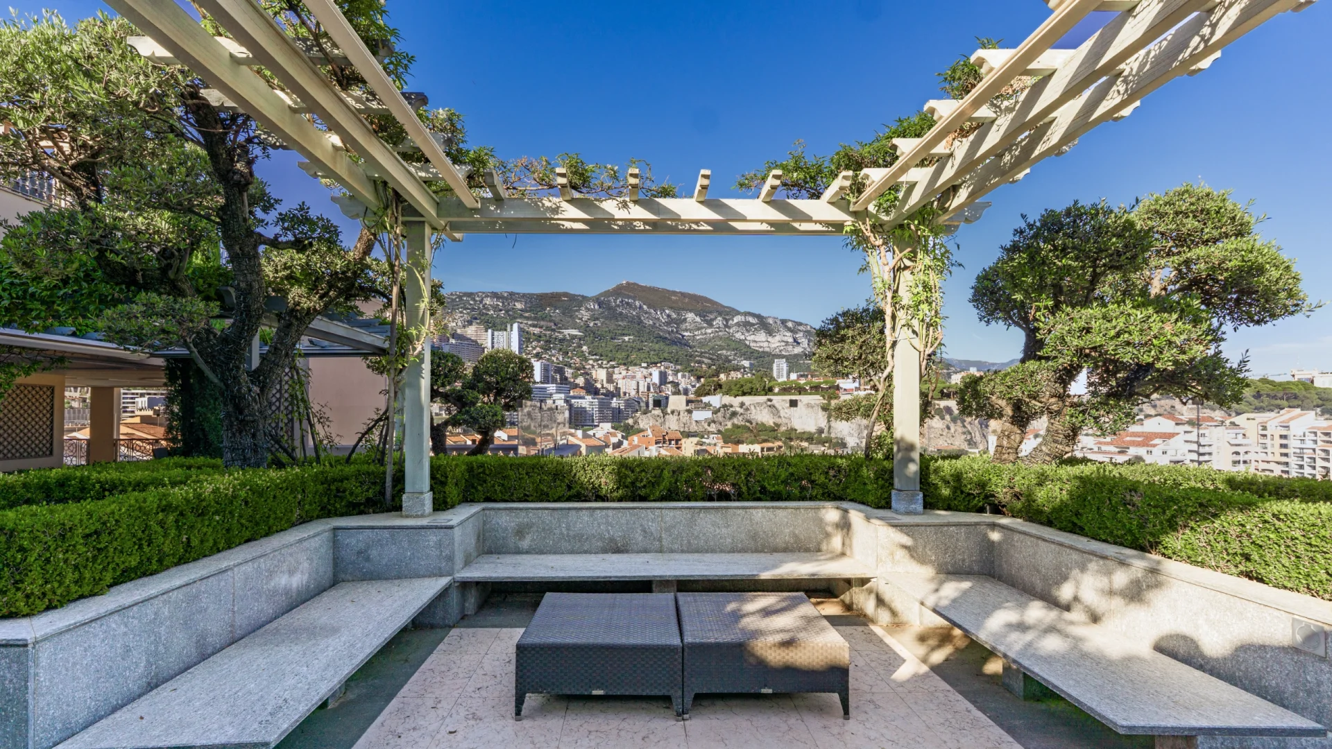 Les Terrasses du Port: una villa sospesa tra cielo e mare