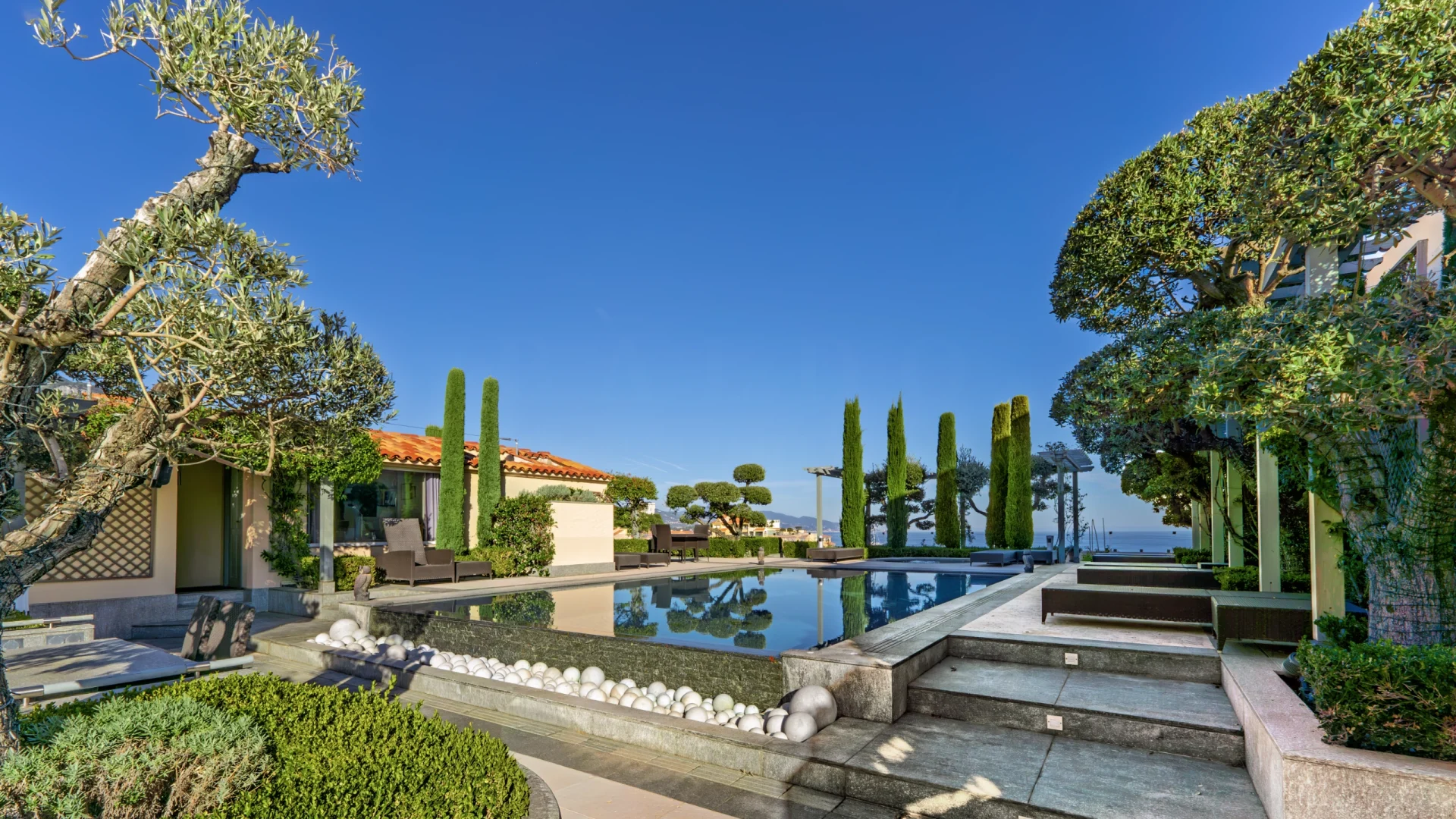 Les Terrasses du Port: una villa sospesa tra cielo e mare