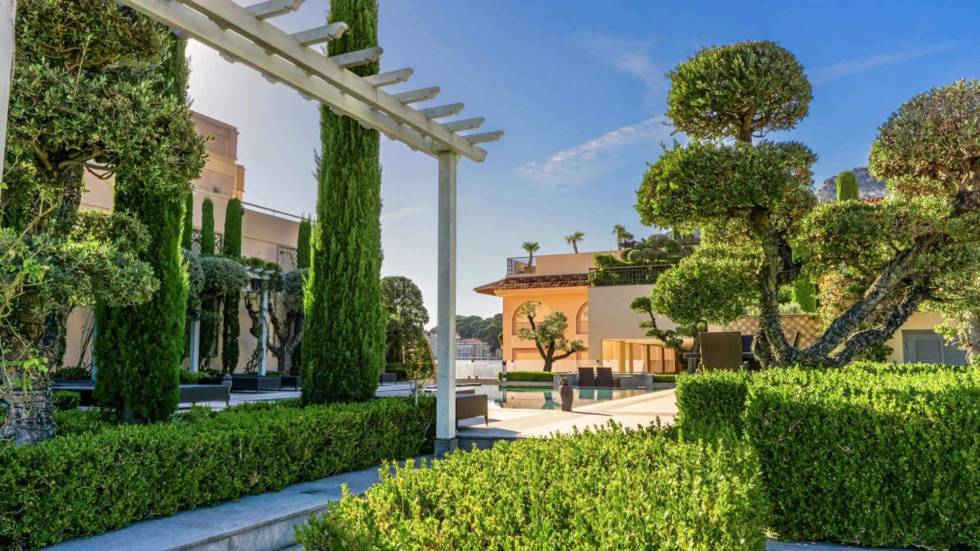 Les Terrasses du Port: una villa sospesa tra cielo e mare